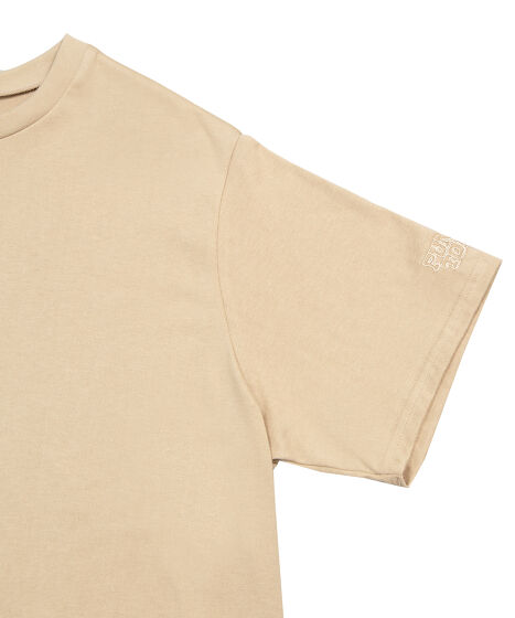 スリーブロゴ刺繍Tシャツ[商品：PN24SS-096] - PUNYUS Online Store