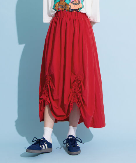 「赤いスカートの婦人」アノラ・スペンス ドロストフレアスカート[商品：PN25SS-065] - PUNYUS Online Store