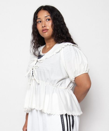 フリルビッグカラー半袖ブラウス[商品：PN26SS-083] - PUNYUS Online
